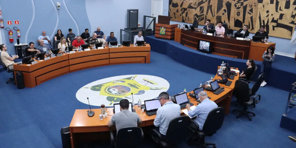 Vereadores agora votam 15 projetos de lei na sessão.