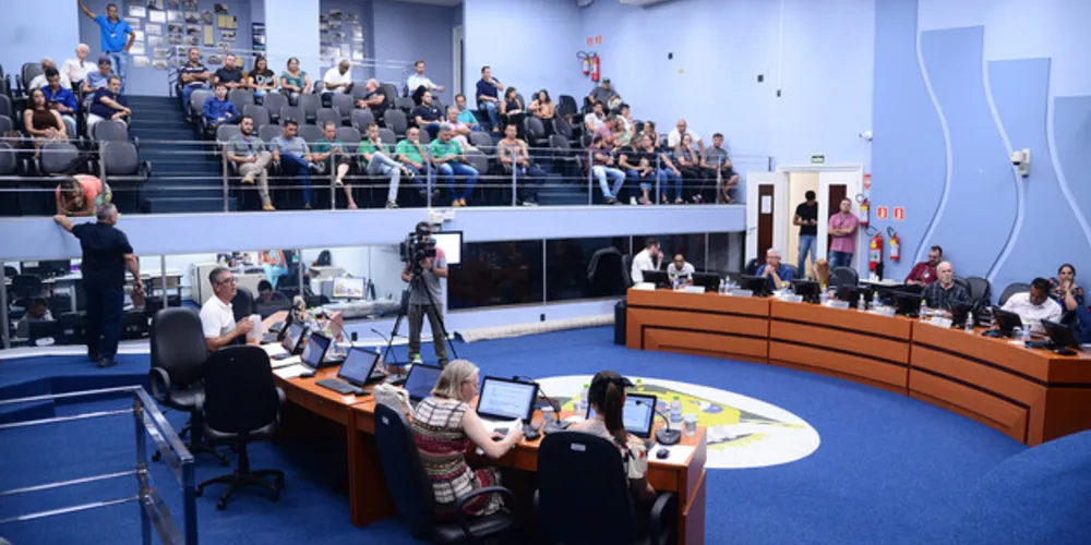 Servidores municipais estiveram no plenário para acompanhar os debates.