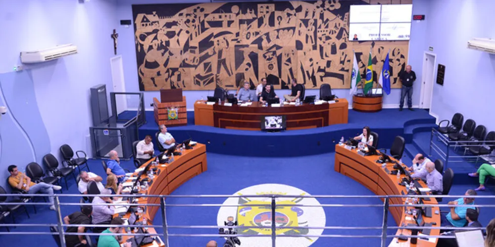 Entre os projetos aprovados em segunda discussão, destaca-se o Projeto de Lei n.º 434/2023, que autoriza a implantação do Programa Lar Acolhedor