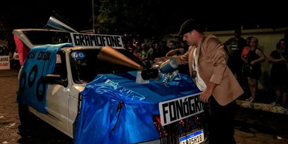 Um grande público acompanhou o desfile ao longo de todo o percurso