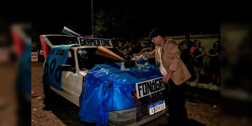 Um grande público acompanhou o desfile ao longo de todo o percurso