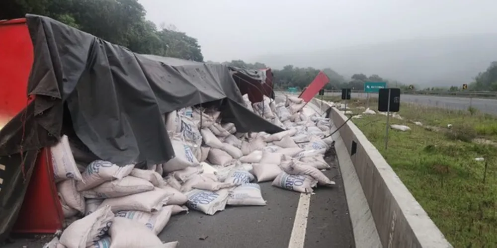 O motorista do veículo tem suspeita de fraturas na costela