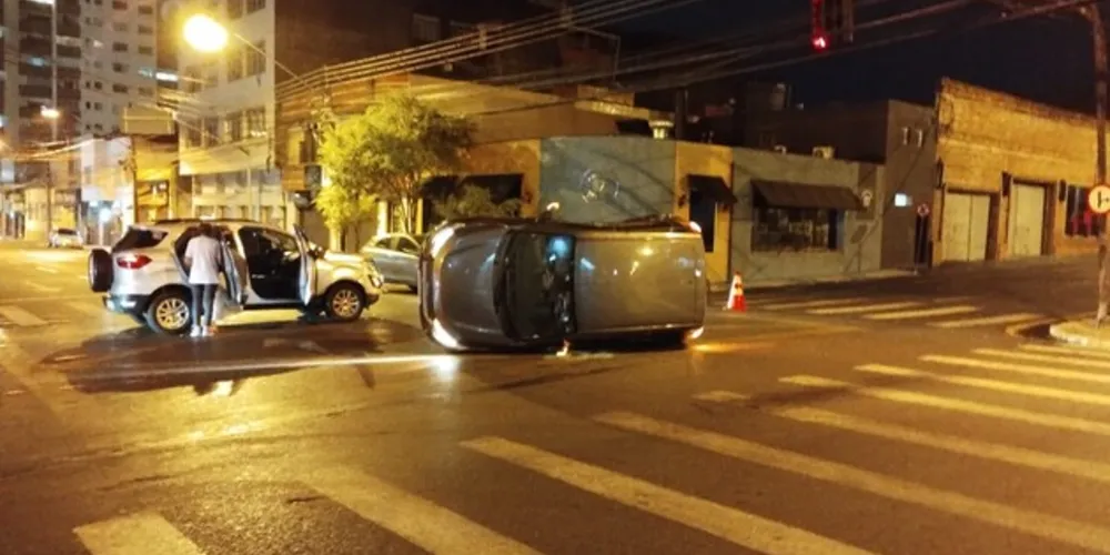 Acidente acontece por volta das 23 horas