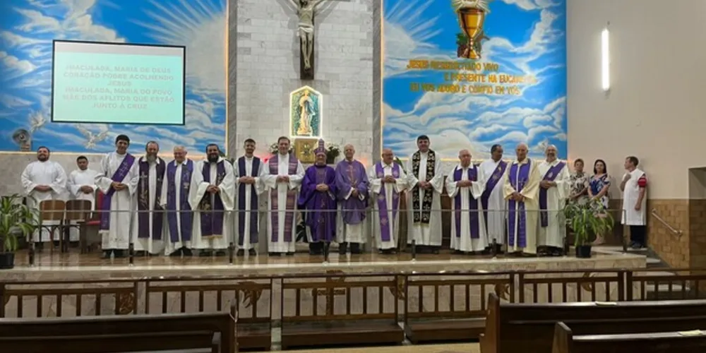Padres e religiosos fizeram questão de acompanhar a celebração