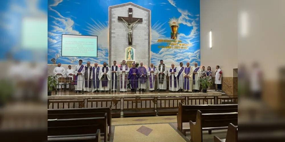 Padres e religiosos fizeram questão de acompanhar a celebração