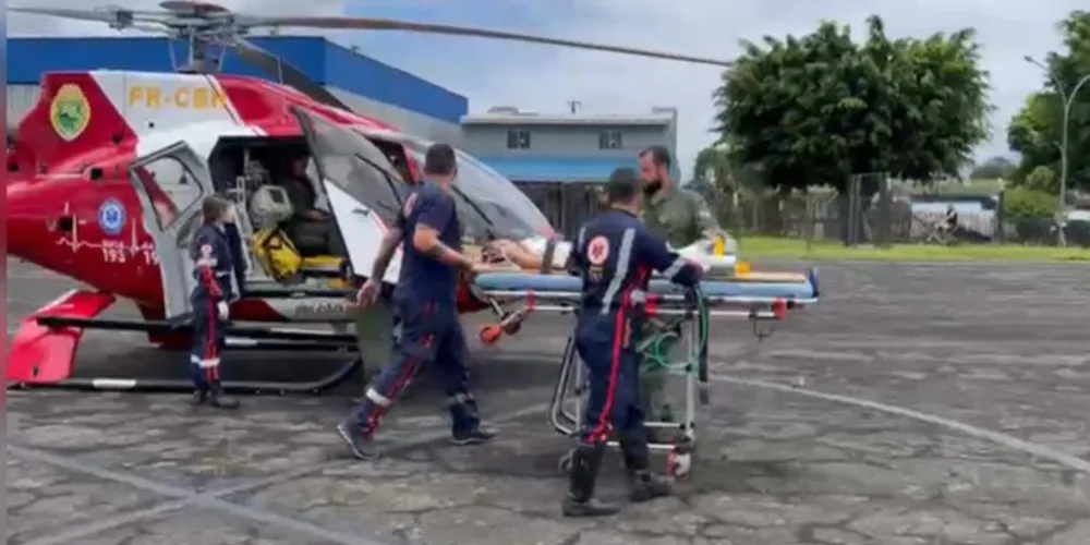 Criança foi socorrida pelo helicóptero da PM.