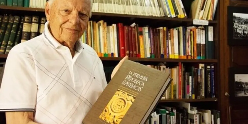Foi o primeiro presidente da Associação Comercial e Empresarial da cidade (ACIG) e ocupava a Cadeira 28 da Academia de Letras, Artes e Ciências de Guarapuava (ALAC)