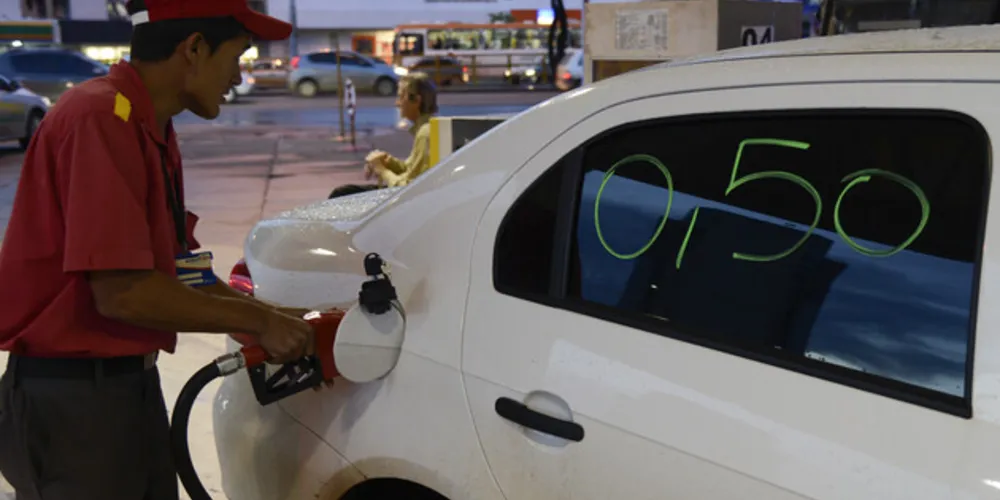 Lei dos anos 2000 proíbe que o consumidor manuseie a bomba.