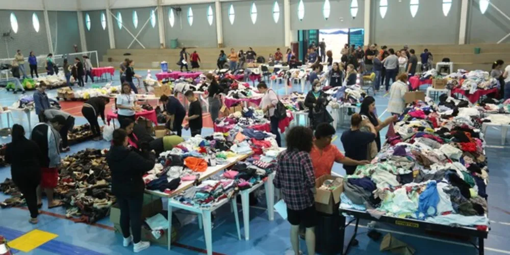 Alimentos, colchões, cobertores, lonas, materiais de higiene e limpeza, entre outros itens doados eram distribuidos às vítimas das chuvas no Ginásio Jamal Farjallah Bazzi.