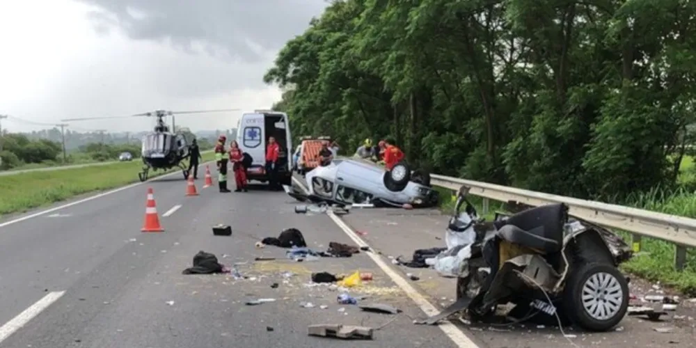 Conforme os bombeiros, o veículo colidiu com o 'guard rail' da BR-101