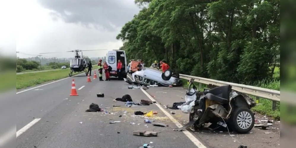 Conforme os bombeiros, o veículo colidiu com o 'guard rail' da BR-101