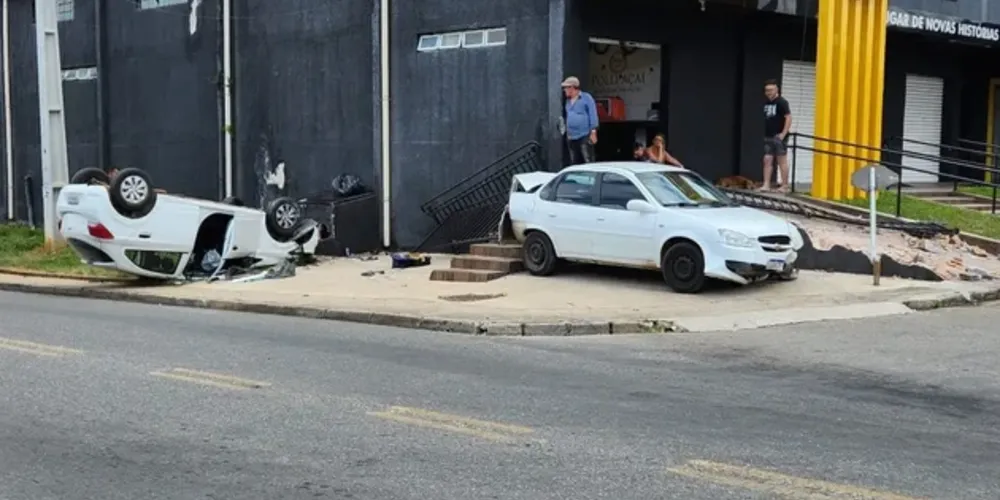 Motorista de aplicativo em alta velocidade provoca batida, capota, e carros quase invadem igreja na RMC
