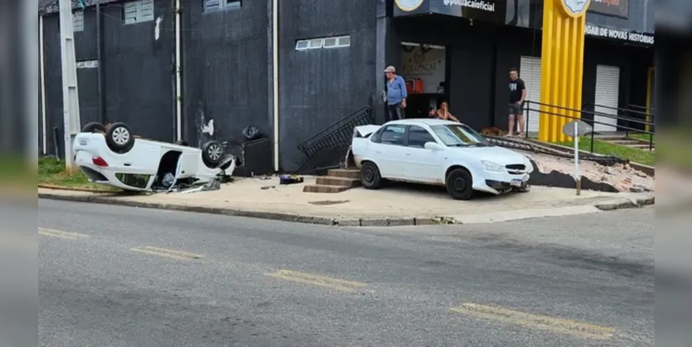 Motorista de aplicativo em alta velocidade provoca batida, capota, e carros quase invadem igreja na RMC