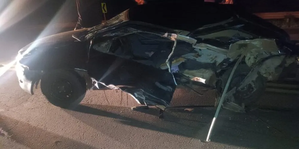 Carro teve a lateral destruída