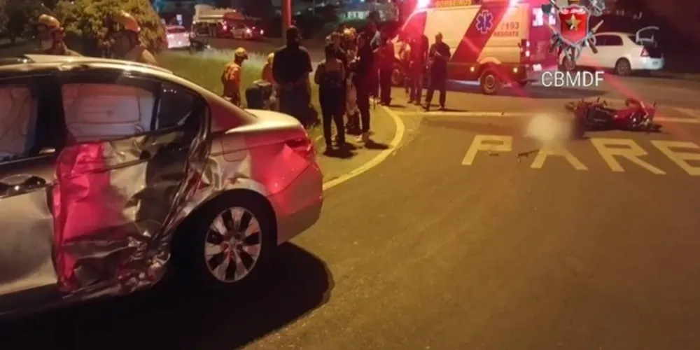 A passageira da motocicleta, de 20 anos, sofreu lesões e suspeita de fratura na perna direita