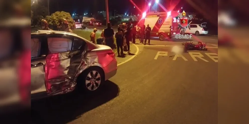 A passageira da motocicleta, de 20 anos, sofreu lesões e suspeita de fratura na perna direita