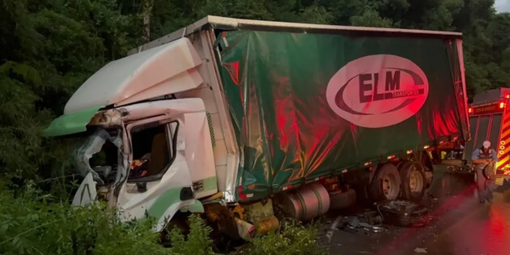 Um dos veículos acabou caindo num barranco às margens da via