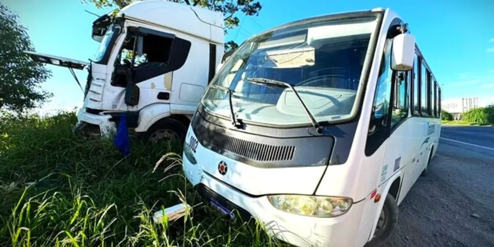 Após a colisão, veículos saíram da pista e atingiram a vegetação
