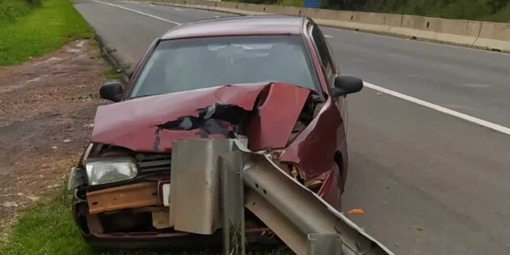Condutor 'acertou' o carro numa defensa metálica