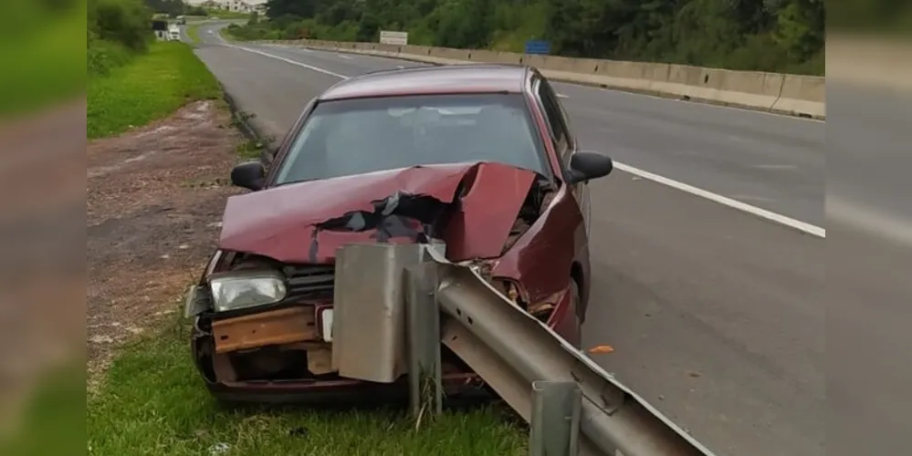 Condutor 'acertou' o carro numa defensa metálica