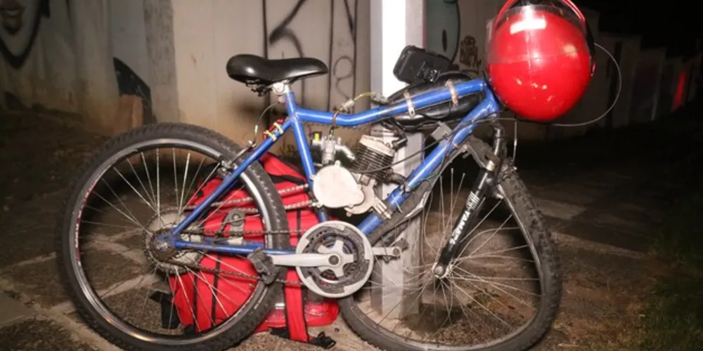 Bicicleta motorizada ficou danificada após o acidente de trânsito