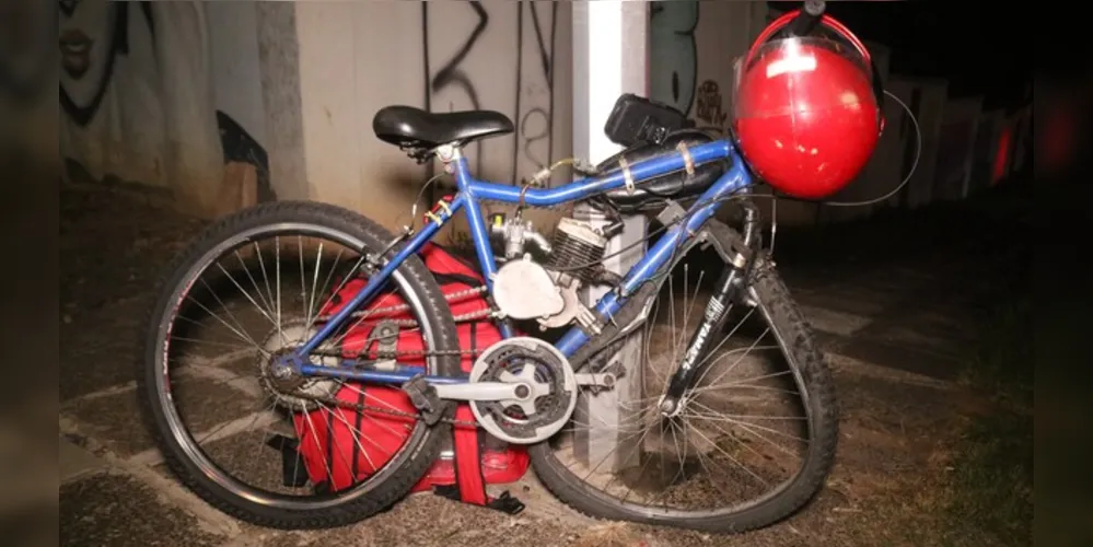 Bicicleta motorizada ficou danificada após o acidente de trânsito