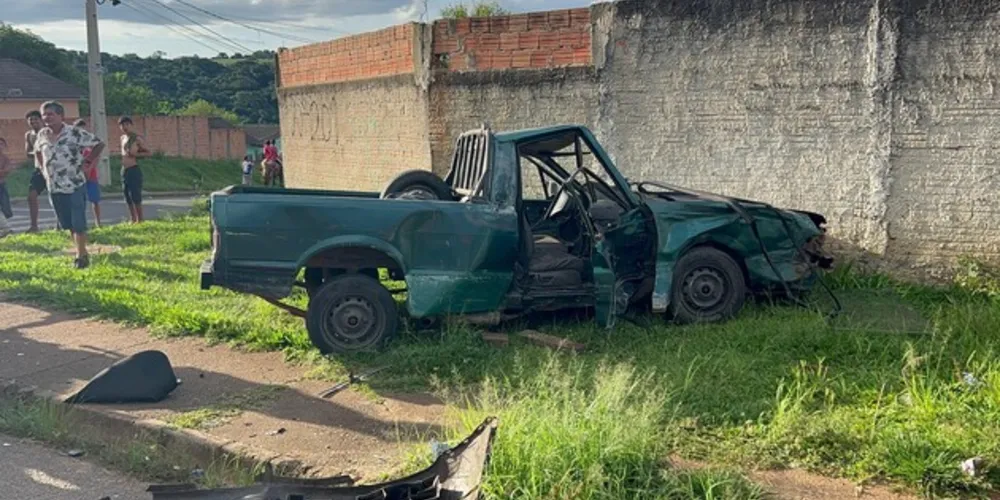 Ford Pampa colidiu contra o muro de um imóvel, após bater em outro carro