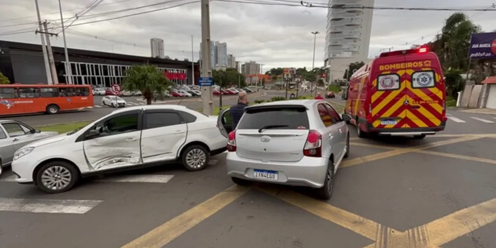 Colisão aconteceu no cruzamento das ruas Silva Jardim e Amazonas