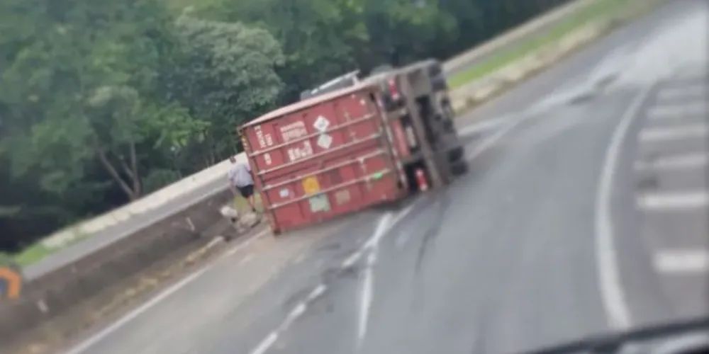 Caminhão tombou no quilômetro 307 da rodovia, na manhã desta terça-feira (16)