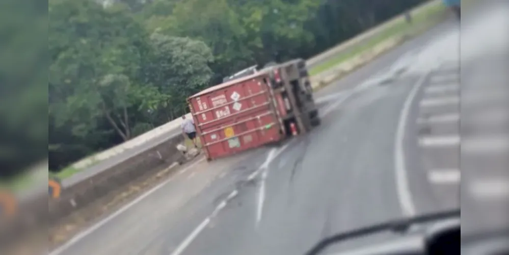 Caminhão tombou no quilômetro 307 da rodovia, na manhã desta terça-feira (16)