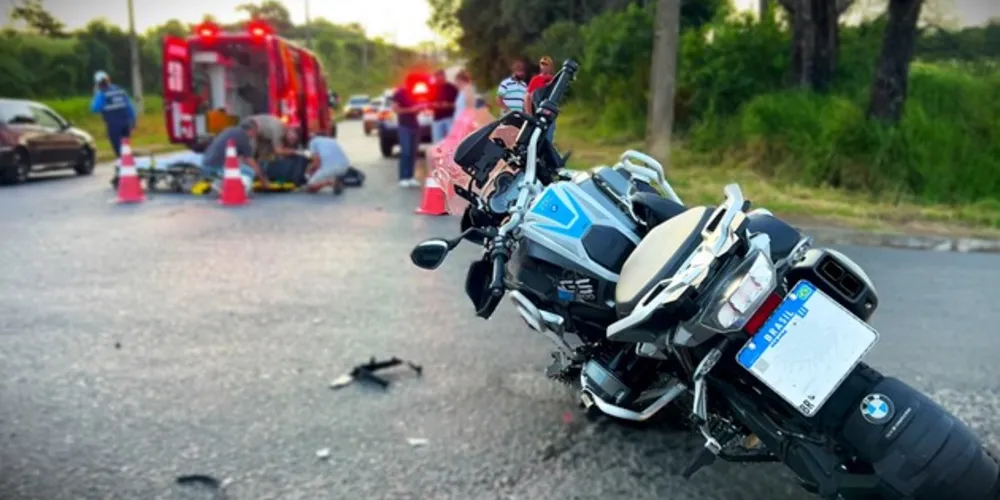 Veículos ficaram na pista de rolamento, após o acidente de trânsito