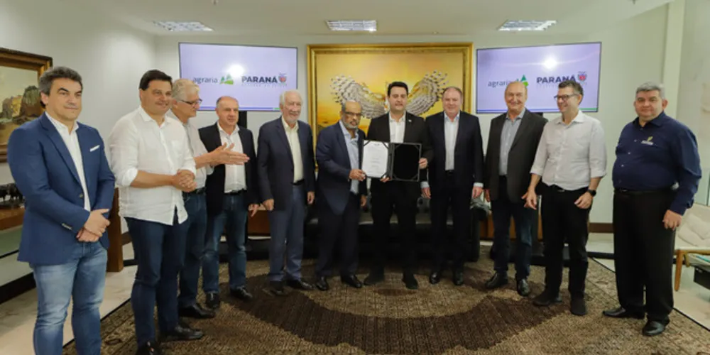 O governador Carlos Massa Ratinho Junior e o presidente da Agrária, Adam Stammer, assinaram um protocolo de intenções