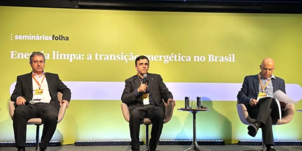 Ao centro o parlamentar de Ponta Grossa, Aliel Machado Bark