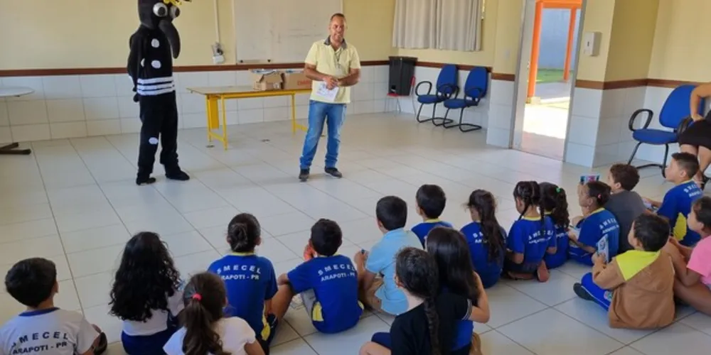 Os Agentes de Endemias conversaram com as crianças sobre as precauções necessárias para evitar que o mosquito se espalhe pelo município
