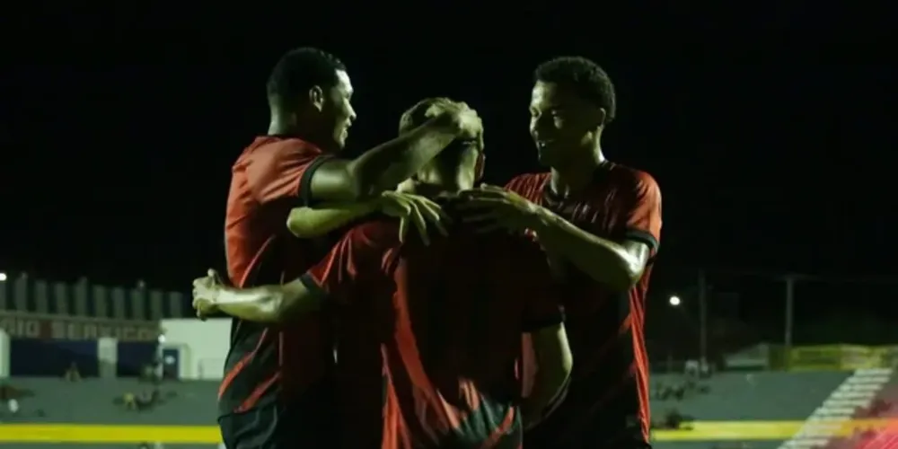 O destaque foi Walace, autor de três gols na vitória paranaense