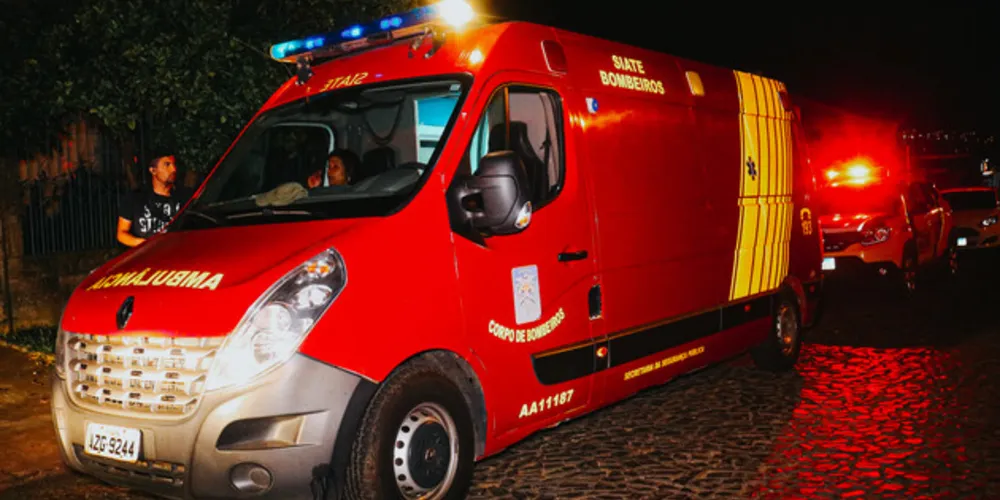 Bombeiros foram acionados por volta das 2 horas da manhã