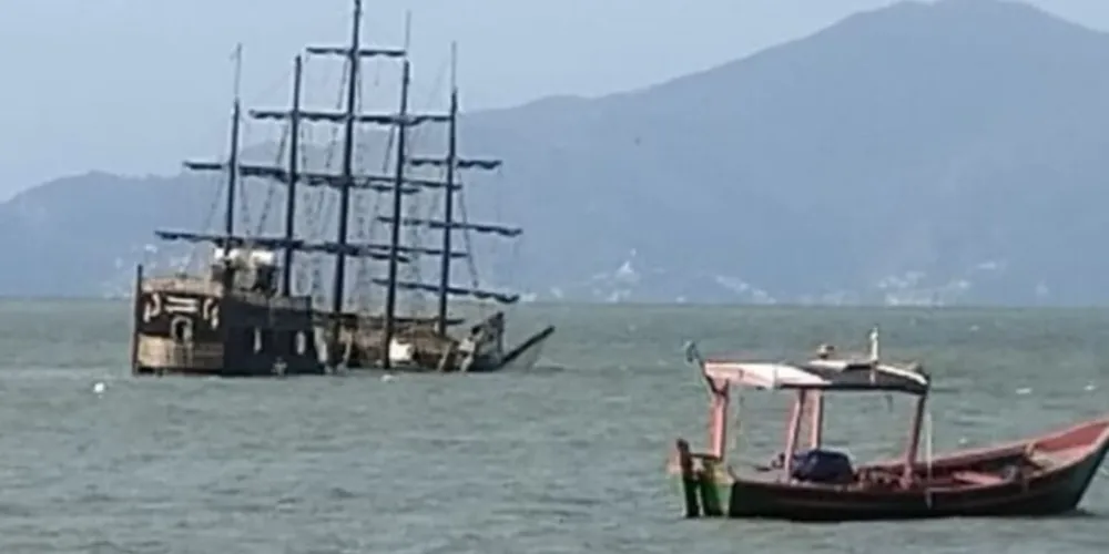 Segundo informações, o barco afundou por causa da quantidade de água que entrou no casco nos últimos dias
