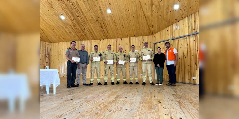 Bombeiros de Ponta Grossa e São Mateus do Sul recebem reconhecimento público