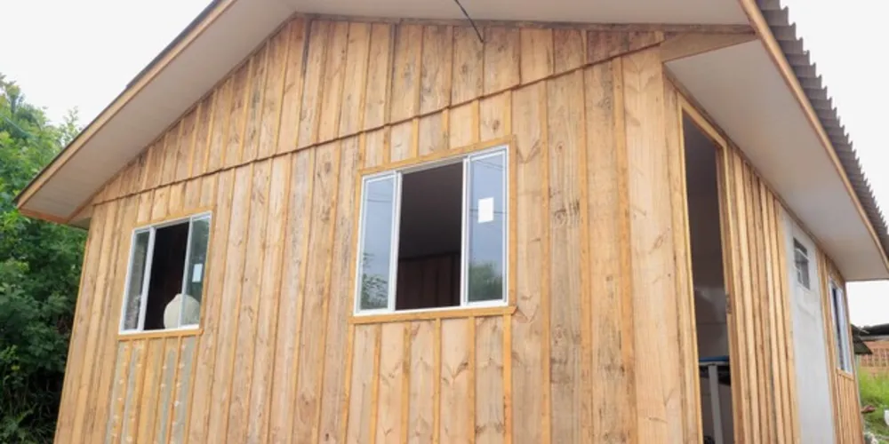 Prefeito de Tibagi entrega mais uma casa para família com moradia condenada