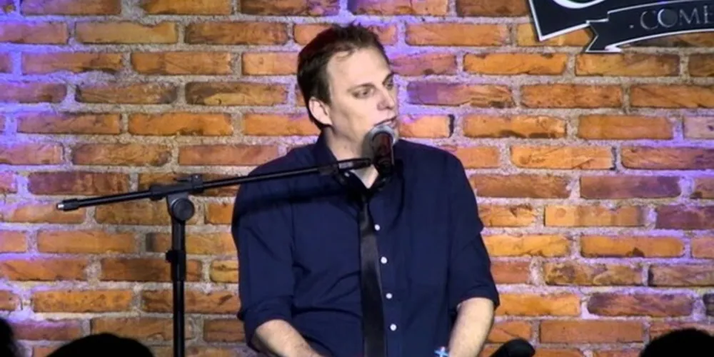 Imagem ilustrativa da imagem Humorista do PR espreme espinha e acaba internado