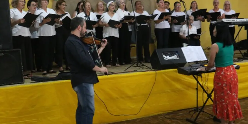 Além de promover o encontro anual entre os grupos, a intenção foi identificar os talentos das pessoas idosas e valorizar as aptidões e potencialidades de cada participante