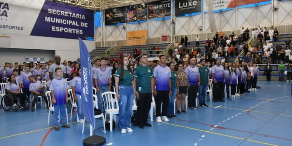 A cerimônia reuniu cerca de 500 pessoas, além de atletas e paratletas, representantes de entidades esportivas da cidade.