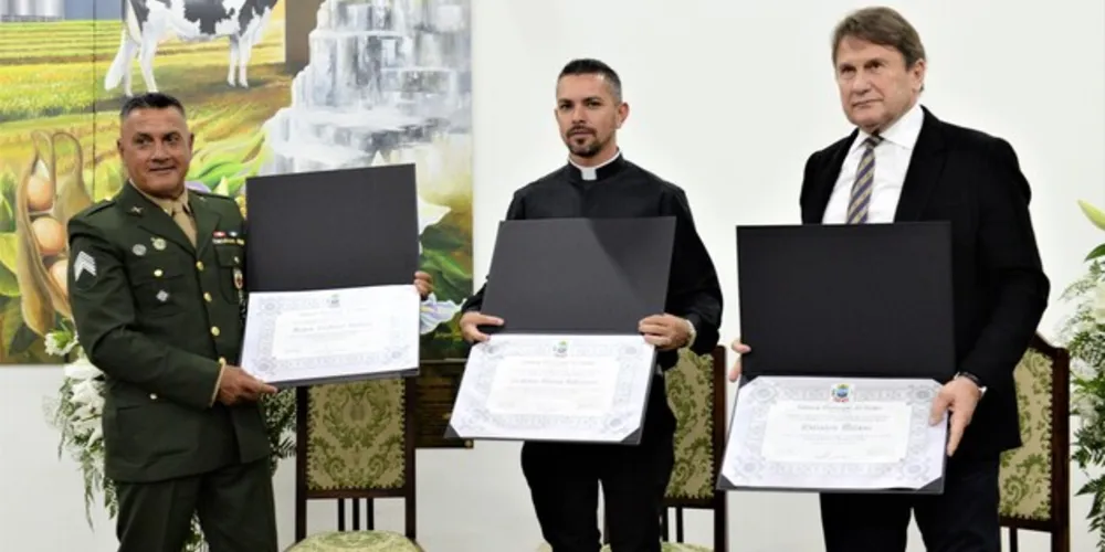 Castro faz sessão de outorga de títulos de Cidadão Honorário