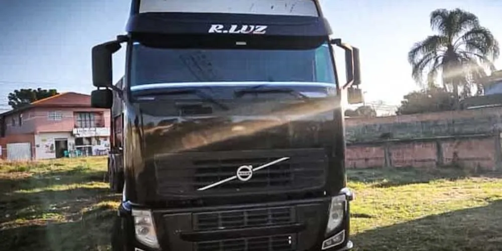 O caminhão é do modelo Volvo/FH 460