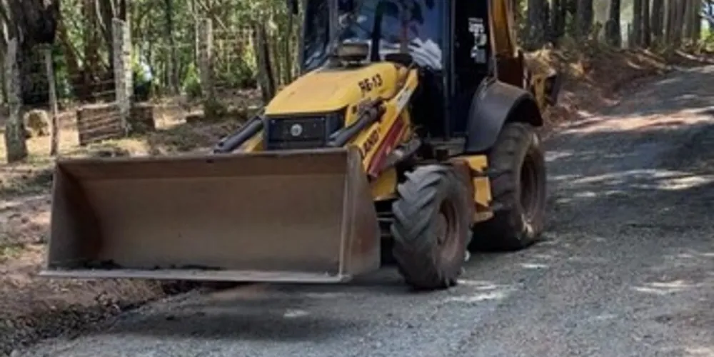 Os trabalhos iniciaram no começo de janeiro e contemplam limpeza de galerias, patrolamento e cascalhamento em todas as vias.