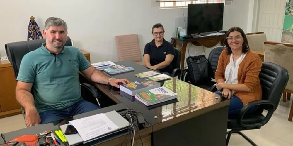 O prefeito de Cândido de Abreu, nos Campos Gerais, Renan Romanichen recebeu no gabinete a visita da Elizete Huchak e Marcia Beatriz da Silva, do Sebrae