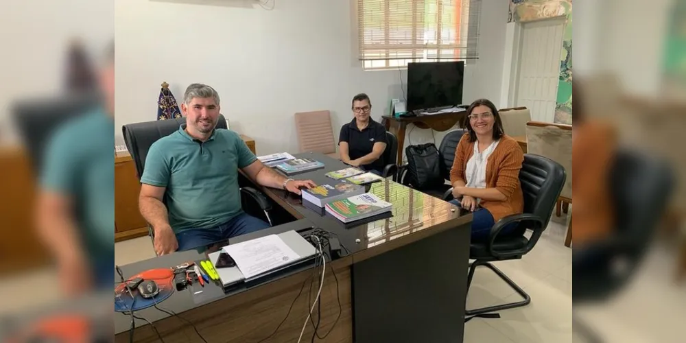 O prefeito de Cândido de Abreu, nos Campos Gerais, Renan Romanichen recebeu no gabinete a visita da Elizete Huchak e Marcia Beatriz da Silva, do Sebrae