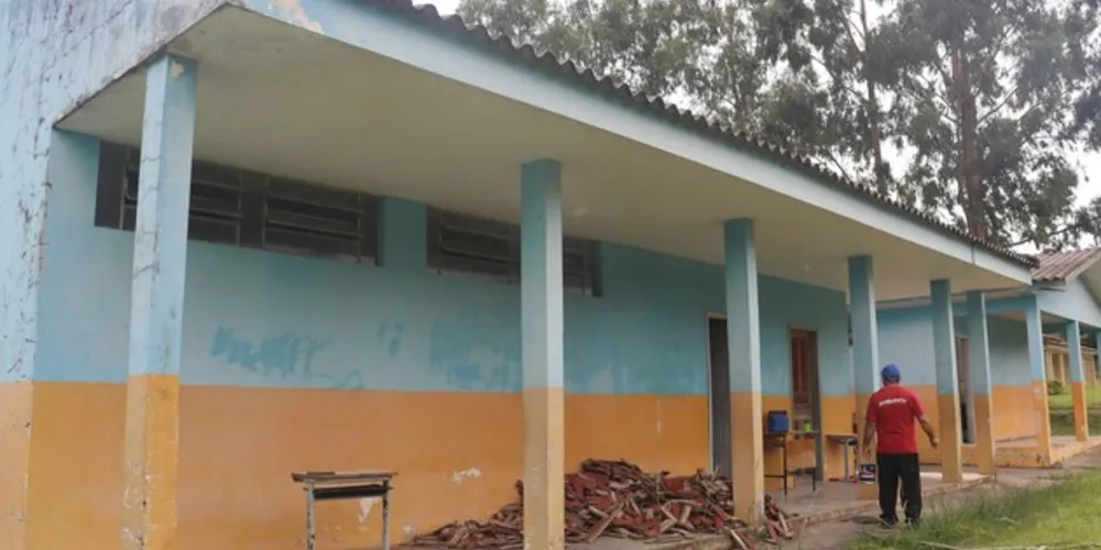Escola Municipal Saltinho está sendo reformada em Cândido de Abreu, nos Campos Gerais