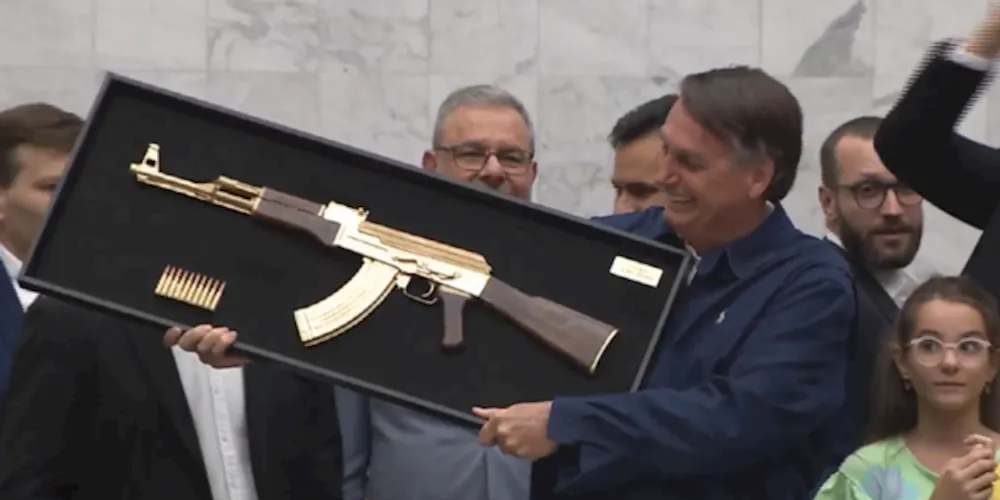 Presidente demonstrou felicidade em receber o título.