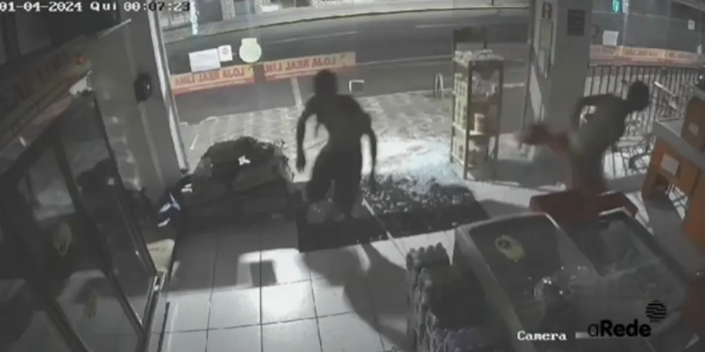 Suspeito foram presos na manhã desta quinta-feira (4) em um barracão abandonado.